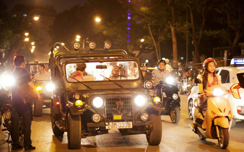 Private Hanoi Street Food Jeep Tour and Train Street